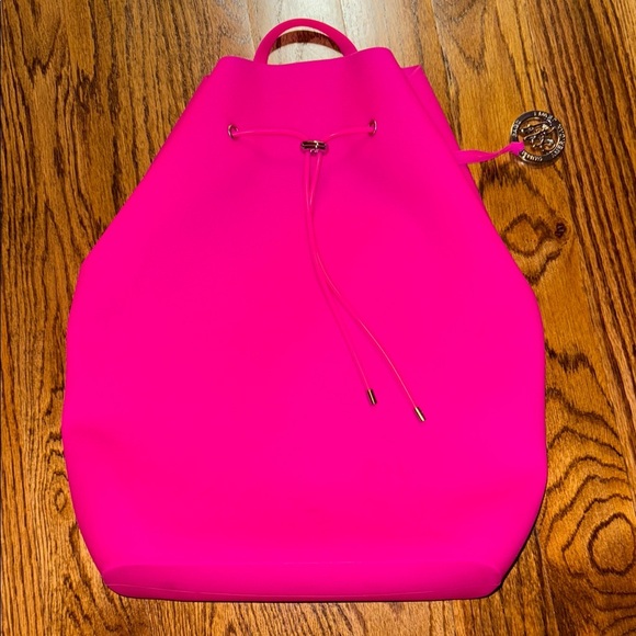American Jewel Yummy Gummy Silicone Bucket Backpack fuschia pink New - Picture 3 of 7